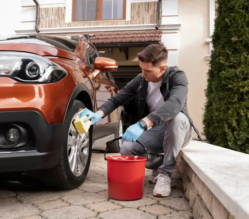 Lavage auto à domicile Saint-Hernin : professionnel intervenant sur un véhicule